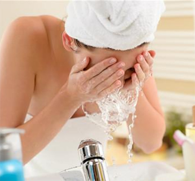 La diferencia entre el gel de limpieza y el limpiador facial